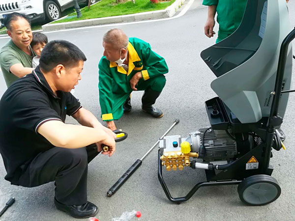 洗地機，掃地機，工業(yè)吸塵器，高壓清洗機，洗掃一體機，駕駛式洗地機，手推式洗地機，駕駛式掃地機，手推式掃地機，長沙亮點環(huán)保官網，商用吸塵器，長沙洗地機，長沙掃地機，長沙高壓清洗機，湖南工業(yè)吸塵器，湖南掃地機，湖南高壓清洗機，湖南工業(yè)吸塵器