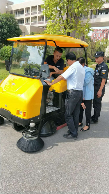 洗地機，掃地機，工業(yè)吸塵器，高壓清洗機，洗掃一體機，駕駛式洗地機，手推式洗地機，駕駛式掃地機，手推式掃地機，長沙亮點環(huán)保官網(wǎng)，商用吸塵器，長沙洗地機，長沙掃地機，長沙高壓清洗機，湖南工業(yè)吸塵器，湖南掃地機，湖南高壓清洗機，湖南工業(yè)吸塵器